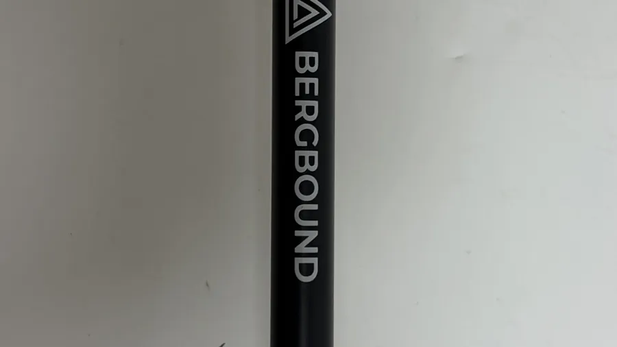 7075-Aluminium-Schaft des BERGBOUND Wanderstocks mit Logo