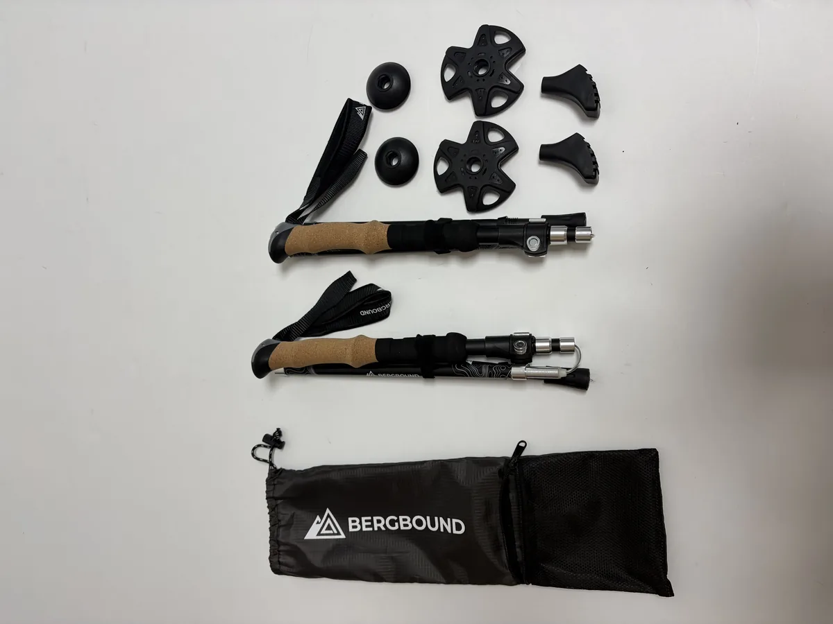 BERGBOUND Wanderstöcke-Set mit Tellern, Pads und Transporttasche