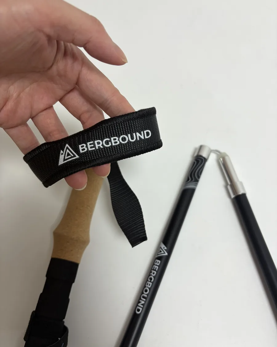BERGBOUND faltbarer Wanderstock aus 7075-Aluminium in der Hand